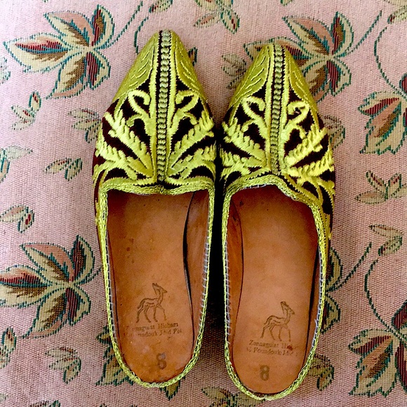 Womens or Mens Decorative Slippers - Picture 1 of 2